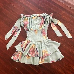 Mint floral romper Size Small BRAND NEW 🦋